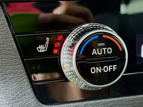 New 2025 Mitsubishi Outlander SE image 21