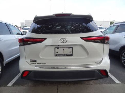 Used 2023 Toyota Highlander LE FWD image 7