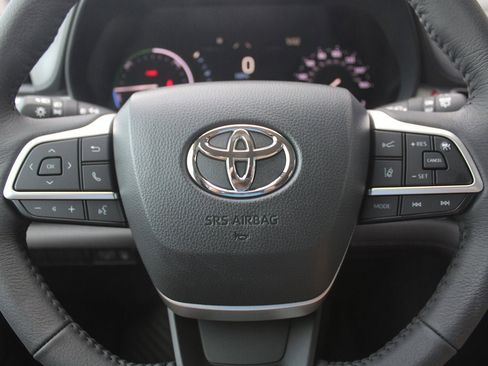 Used 2026 Toyota Sienna XLE AWD/4WD image 8