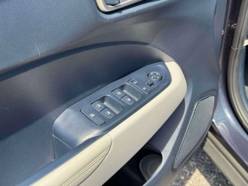 Used 2023 Hyundai Venue Limited FWD image 15