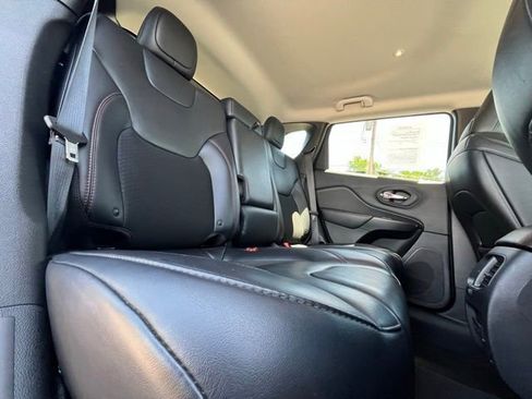 Used 2019 Jeep Cherokee Trailhawk w/ Cold Weather Group AWD/4WD image 27