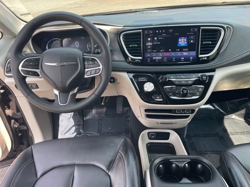 Used 2023 Chrysler Pacifica Touring-L FWD image 3