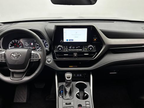 Used 2025 Toyota Highlander XLE AWD/4WD image 30