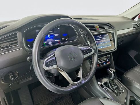 Used 2024 Volkswagen Tiguan SE FWD image 9