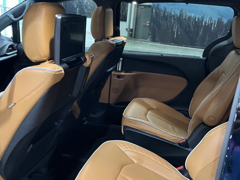 Used 2023 Chrysler Pacifica Pinnacle FWD image 15