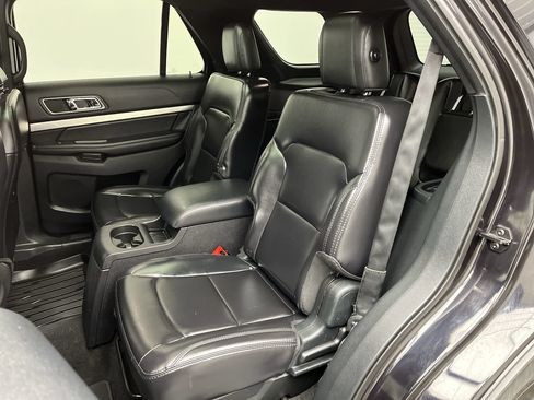 Used 2019 Ford Explorer XLT w/ Equipment Group 202A AWD/4WD image 13
