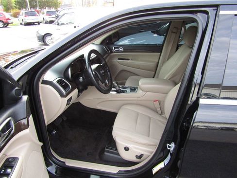 Used 2018 Jeep Grand Cherokee Laredo image 4