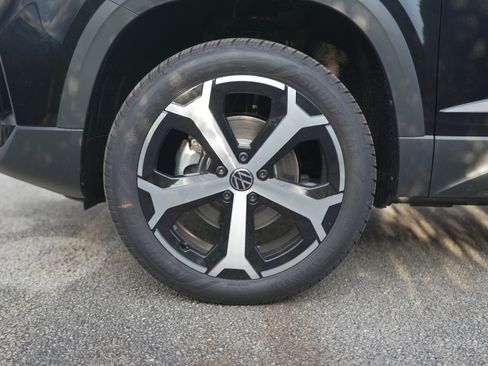 New 2025 Volkswagen Taos SEL image 10