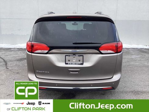 Certified 2018 Chrysler Pacifica Touring-L Plus image 7