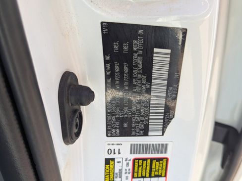 Used 2020 Toyota Sienna LE w/ Carpet Mat Package image 32