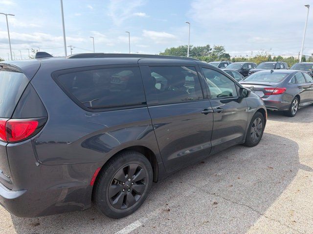 Used 2020 Chrysler Pacifica Touring-L w/ S Appearance Package FWD image 3