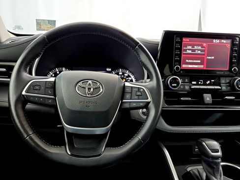 Used 2022 Toyota Highlander XLE AWD/4WD image 29