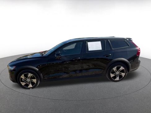 Used 2025 Volvo V60 B5 Cross Country Plus image 9