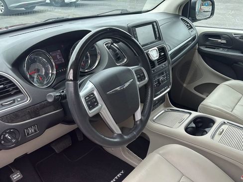 Used 2014 Chrysler Town & Country Limited w/ Luxury Group FWD image 9
