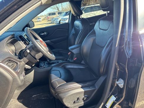 Used 2019 Jeep Cherokee Latitude Plus image 8