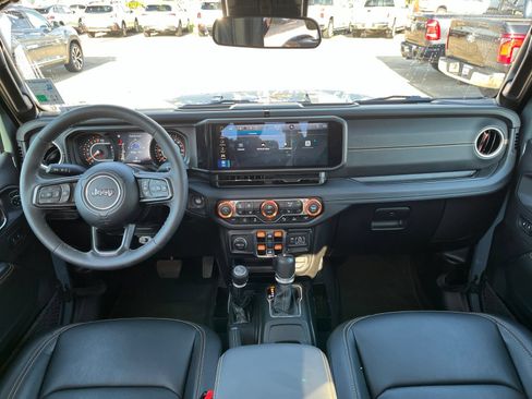 Used 2025 Jeep Gladiator Sport AWD/4WD image 9