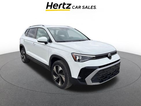 Used 2025 Volkswagen Taos SE image 1