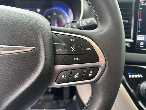 Used 2024 Chrysler Pacifica Touring-L image 27