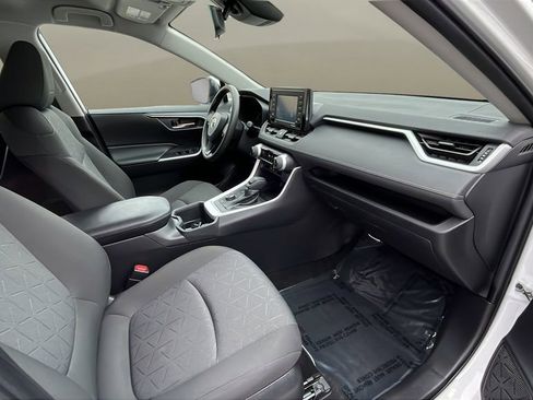 Used 2022 Toyota RAV4 XLE w/ Carpet Mat Package (TMS) image 10