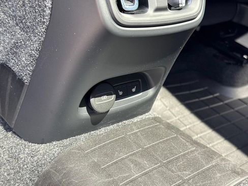 Used 2023 Volvo XC40 Recharge Plus AWD/4WD image 10