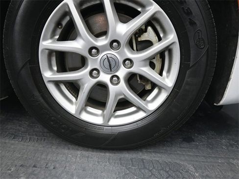 Used 2024 Chrysler Pacifica Touring-L image 27