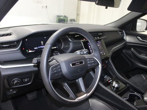 Used 2025 Jeep Grand Cherokee Altitude AWD/4WD image 18