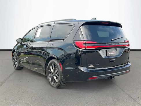 Used 2025 Chrysler Pacifica Limited w/ Trailer Tow Group FWD image 5