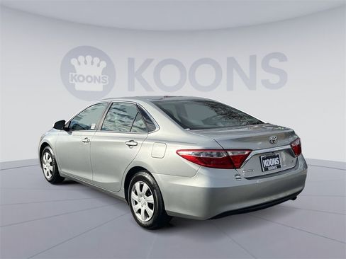 Used 2017 Toyota Camry LE image 4