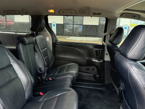 Used 2017 Toyota Sienna SE FWD image 26