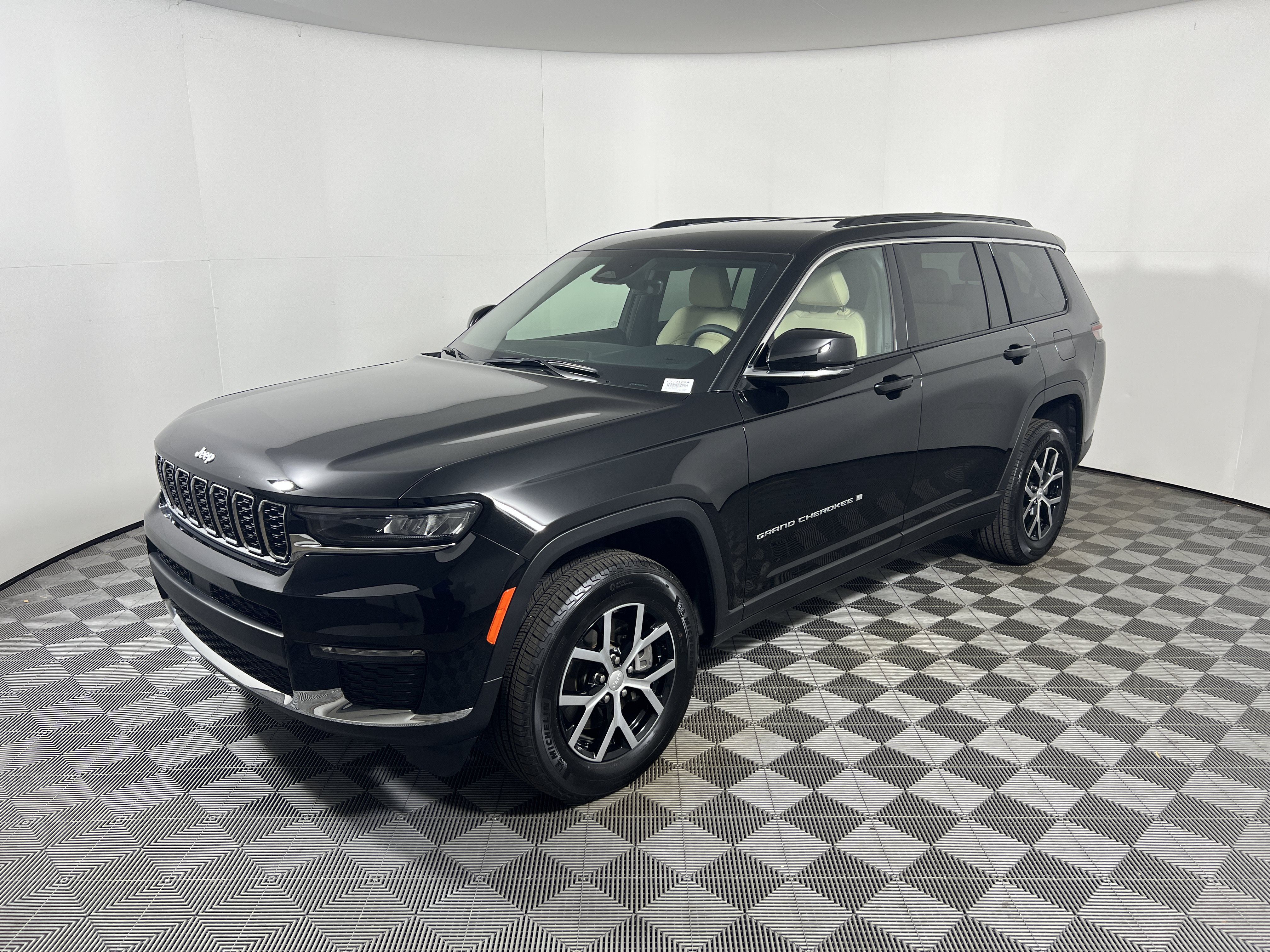 Used 2025 Jeep Grand Cherokee L Limited AWD/4WD image 9
