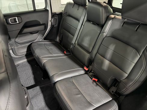 Used 2018 Jeep Wrangler Unlimited Sahara AWD/4WD image 11