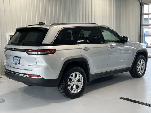 Used 2024 Jeep Grand Cherokee Limited AWD/4WD image 3