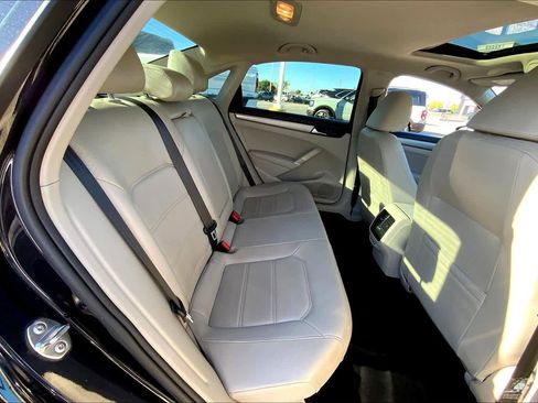 Used 2022 Volkswagen Passat 2.0T SE FWD image 17