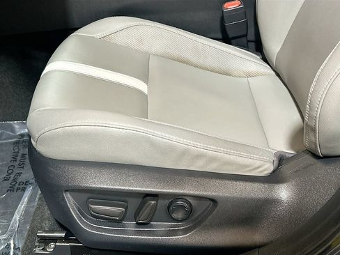 Used 2025 Toyota Camry SE w/ Convenience Package FWD image 16