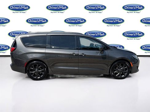Used 2020 Chrysler Pacifica Touring-L Plus w/ S Appearance Package FWD image 8