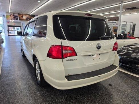 Used 2011 Volkswagen Routan SEL FWD image 7