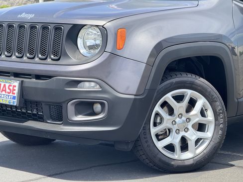 Used 2017 Jeep Renegade Latitude AWD/4WD image 3