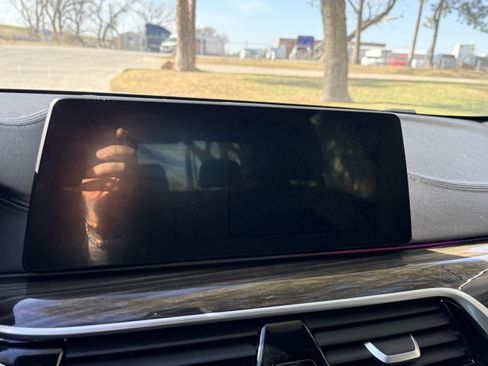 Used 2017 BMW 530i w/ M Sport Package image 32