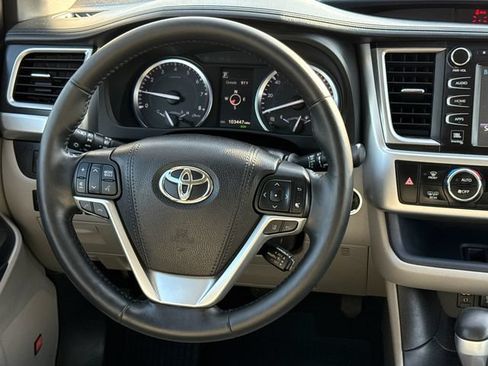Used 2018 Toyota Highlander Limited Platinum AWD/4WD image 13