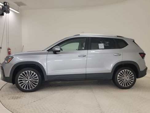 Used 2025 Volkswagen Taos SE image 2