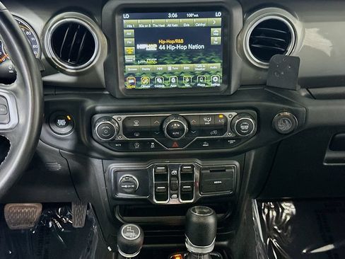 Used 2022 Jeep Wrangler Unlimited Sahara w/ LED Lighting Group AWD/4WD image 18