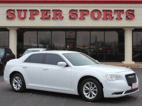 Used 2016 Chrysler 300 Limited image 1