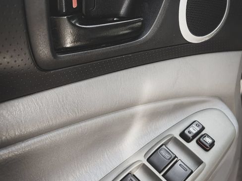 Used 2011 Toyota Tacoma 4x4 Double Cab w/ TRD Sport Pkg image 4