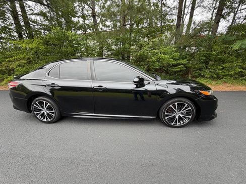 Used 2019 Toyota Camry SE FWD image 2