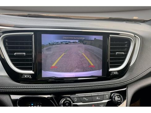 Certified 2025 Chrysler Pacifica Limited FWD image 26