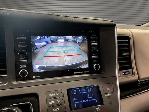 Used 2019 Toyota Sienna XLE FWD image 14