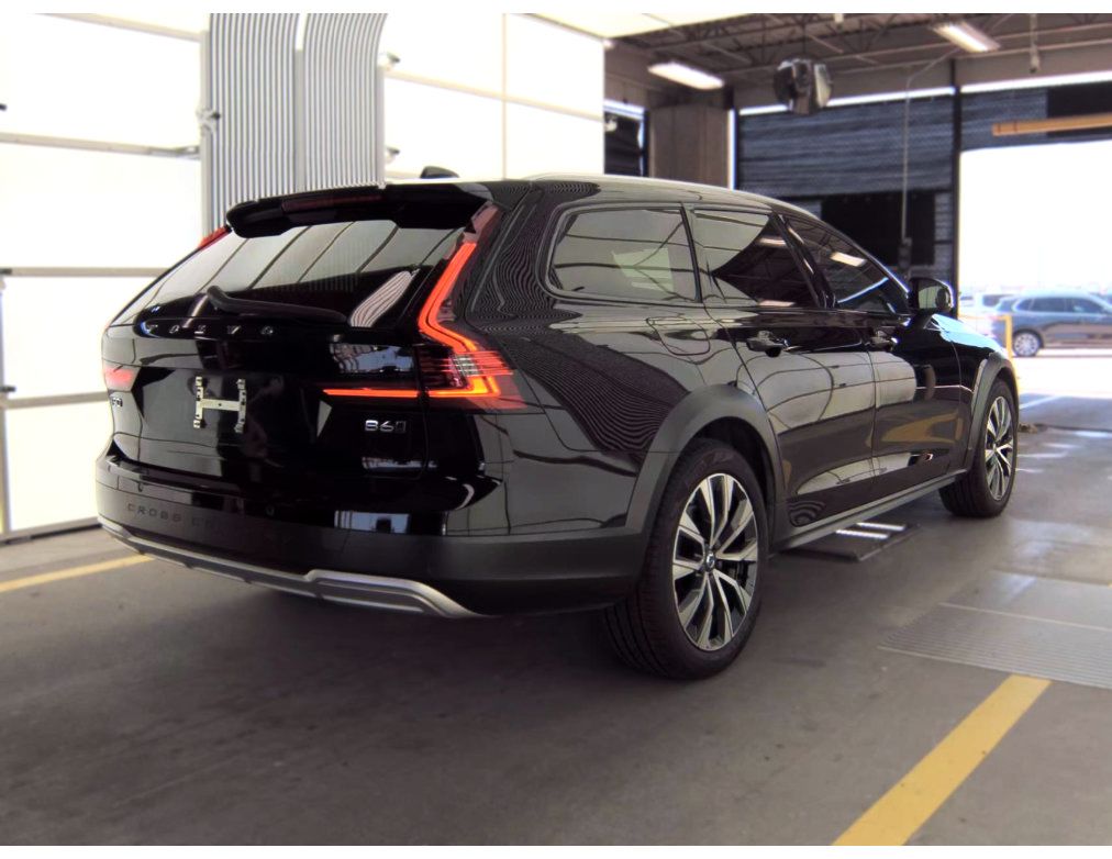 Used 2022 Volvo V90 B6 Cross Country w/ Climate Package AWD/4WD image 4
