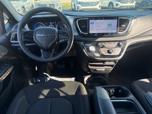 Used 2024 Chrysler Pacifica Touring FWD image 16