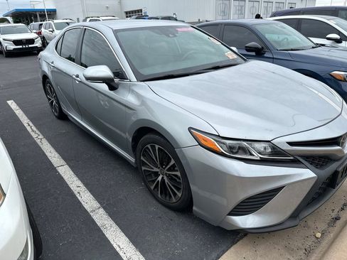 Used 2020 Toyota Camry SE w/ Convenience Package FWD image 3