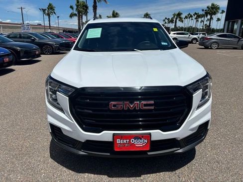 Used 2024 GMC Terrain SLE w/ Driver Convenience Package FWD image 2